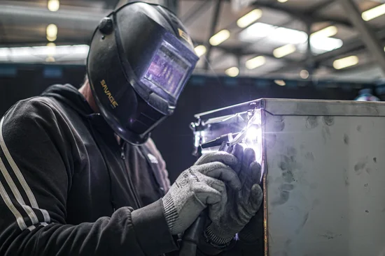 Photo d'un soudeur travaillant dans l'atelier - Chaudreau
